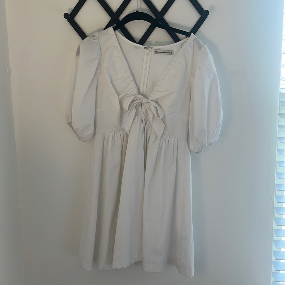 White puff sleeve dress